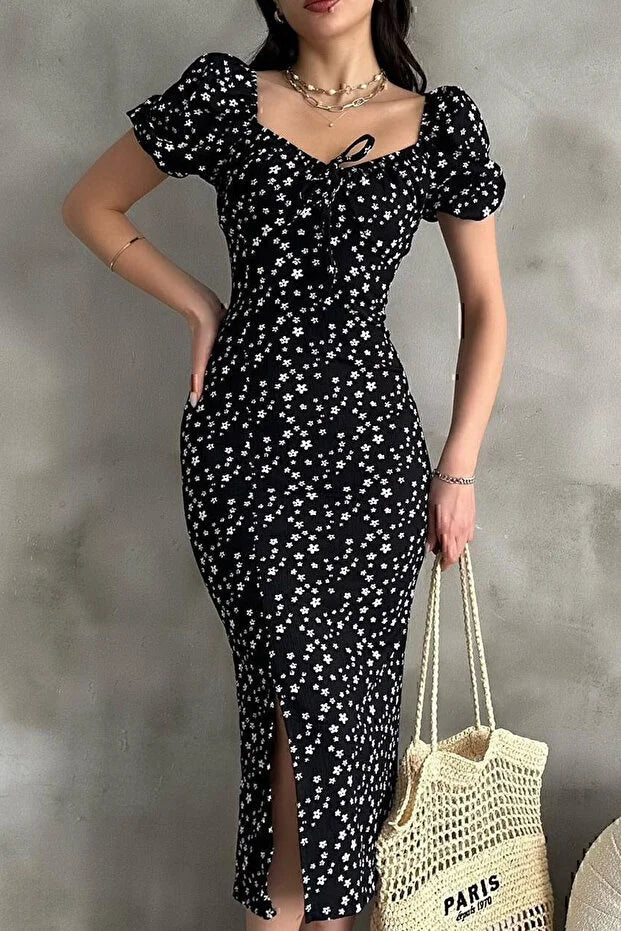 Lastikli U Kare Yakalı Kısa Kollu Fit Kalıp Kurdelalı Likralı Çiçek Desen Yırtmaçlı Diz Altı Elbise