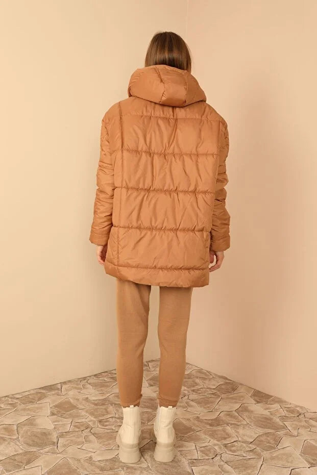 Astarlı Kapitone Kumaşlı ve Kapüşonlu Uzun Kollu Bol Kadın Taba Mont