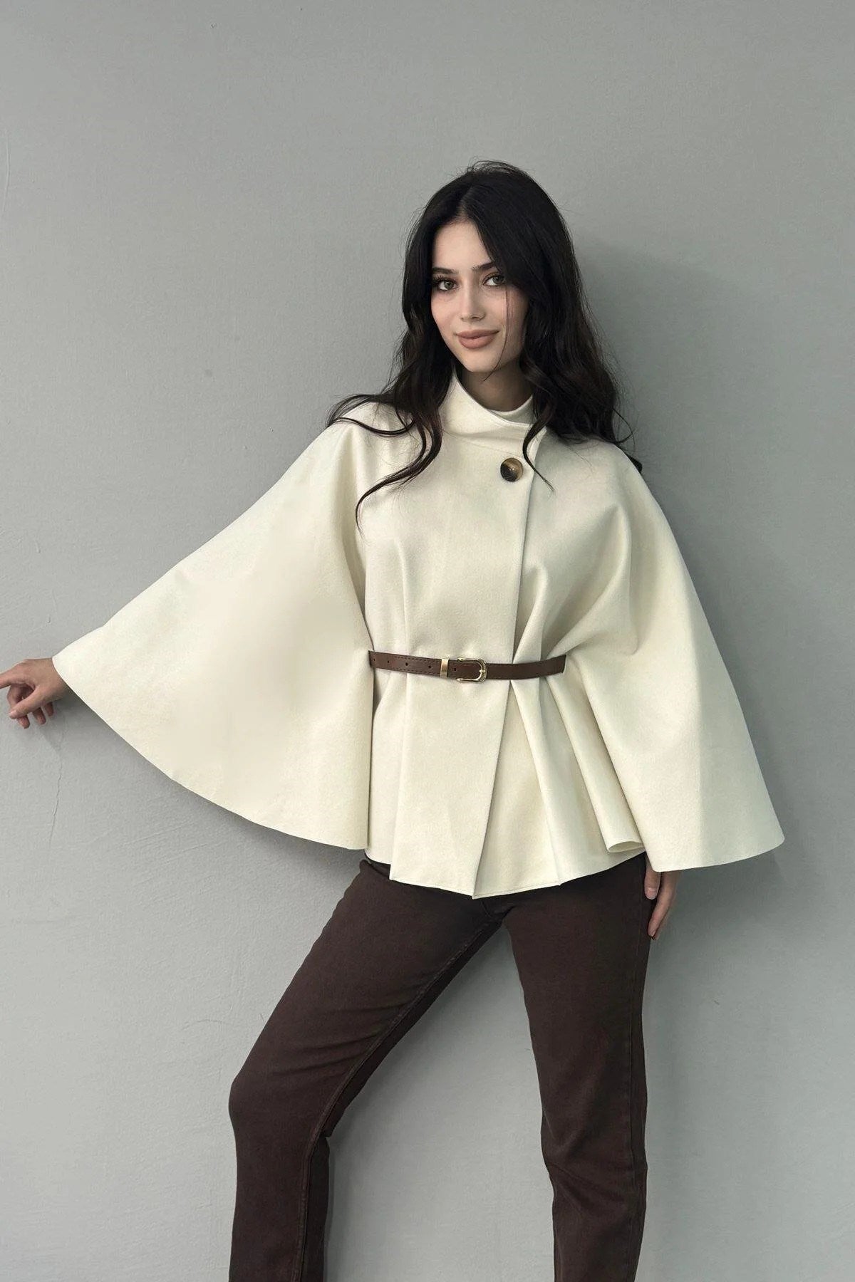 HAKİM YAKA KEMER DETAYLI KAŞE PANÇO