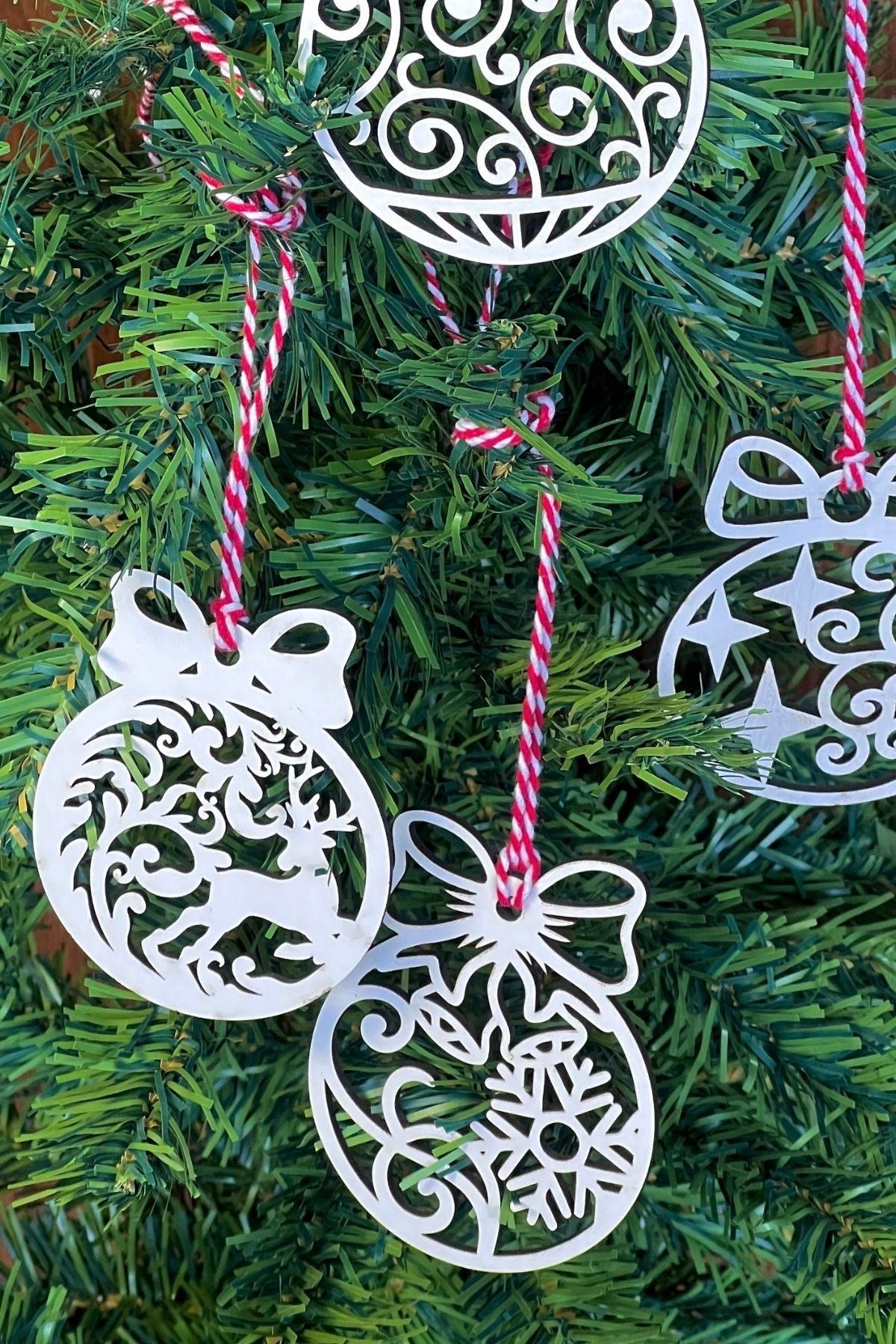 BUFFER® 10 Parça Kırmızı Beyaz İpli Fiyonk Model Ahşap Yılbaşı Ağaç Süsü