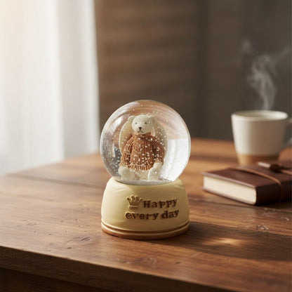 Pilli Işıklı Müzikli Kar Küresi–Sevimli Ayıcık Figürlü Eğlenceli Masaüstü Biblo, LED Aydınlatmalı Dekoratif Hediyelik Kar Küresi