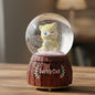 Pilli Işıklı Müzikli Kar Küresi–Şanslı Kedi Figürlü Eğlenceli Masaüstü Biblo, LED Aydınlatmalı Dekoratif Hediyelik Kar Küresi