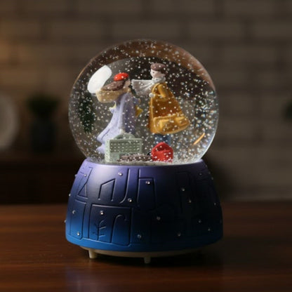 Pilli Işıklı Müzikli Kar Küresi–Valizli Sevgili Çift Figürlü Eğlenceli Masaüstü Biblo, LED Aydınlatmalı Dekoratif Hediyelik Kar Küresi