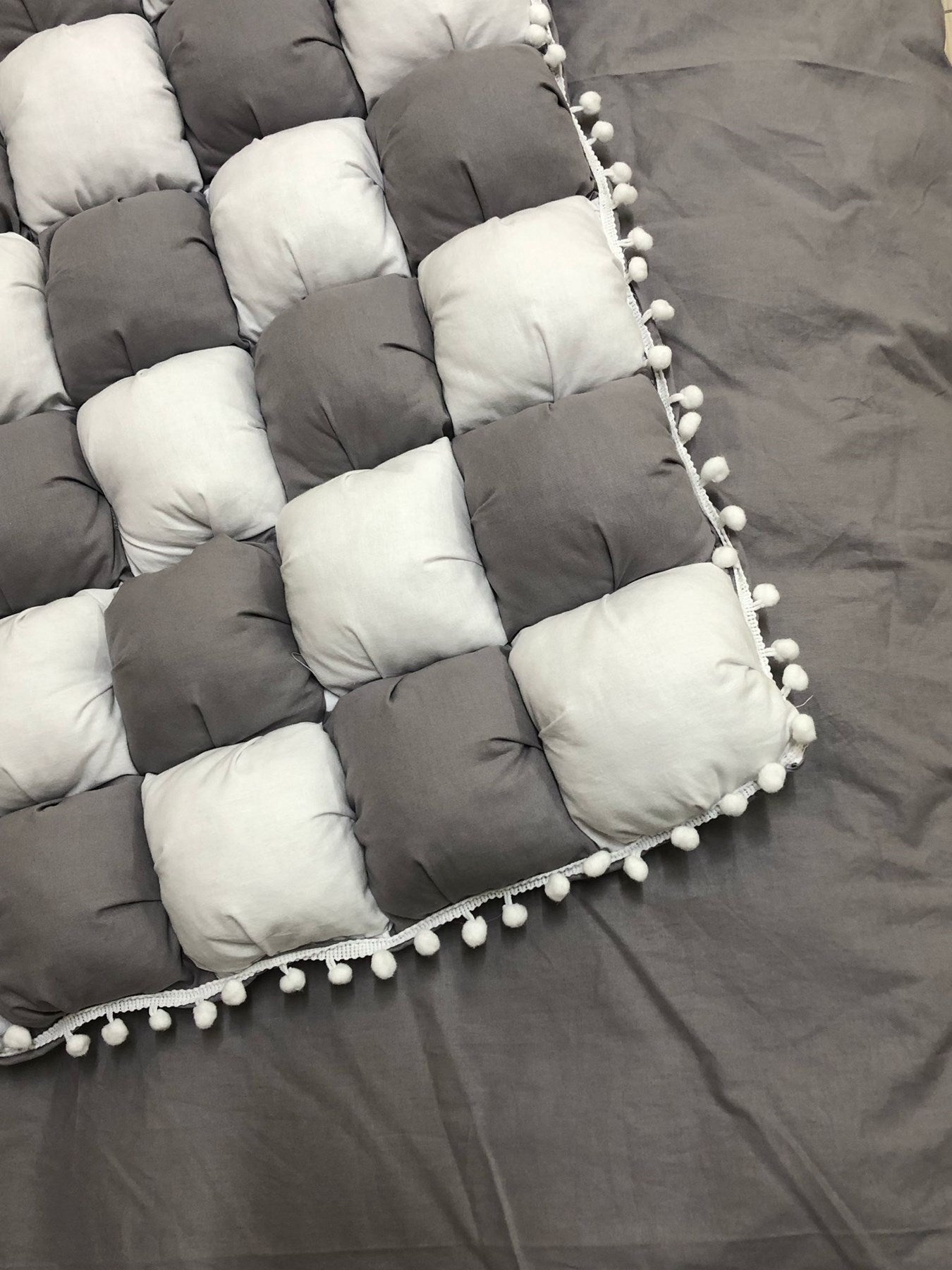 GRİ-BEYAZ 40 YAMA BEBEK YORGANI , BEBEK MİNDERİ