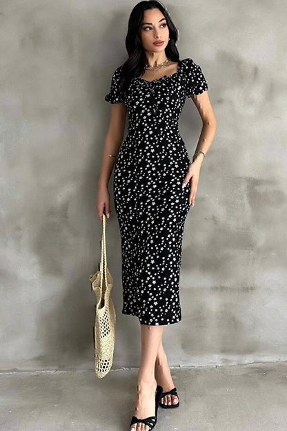 Lastikli U Kare Yakalı Kısa Kollu Fit Kalıp Kurdelalı Likralı Çiçek Desen Yırtmaçlı Diz Altı Elbise