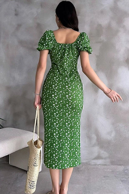 Yeşil Lastikli U Kare Yakalı Kısa Kollu Fit Kalıp Kurdelalı Likralı Çiçek Desen Yırtmaçlı Diz Altı Elbise