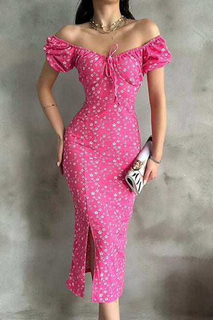 Pembe Lastikli U Kare Yakalı Kısa Kollu Fit Kalıp Kurdelalı Likralı Çiçek Desen Yırtmaçlı Diz Altı Elbise