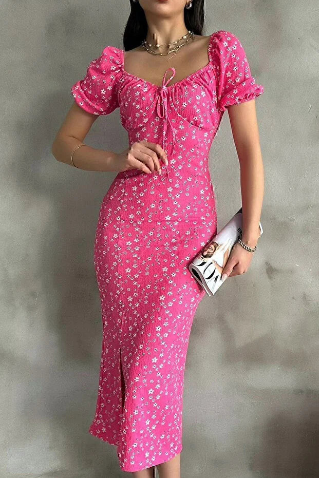 Pembe Lastikli U Kare Yakalı Kısa Kollu Fit Kalıp Kurdelalı Likralı Çiçek Desen Yırtmaçlı Diz Altı Elbise