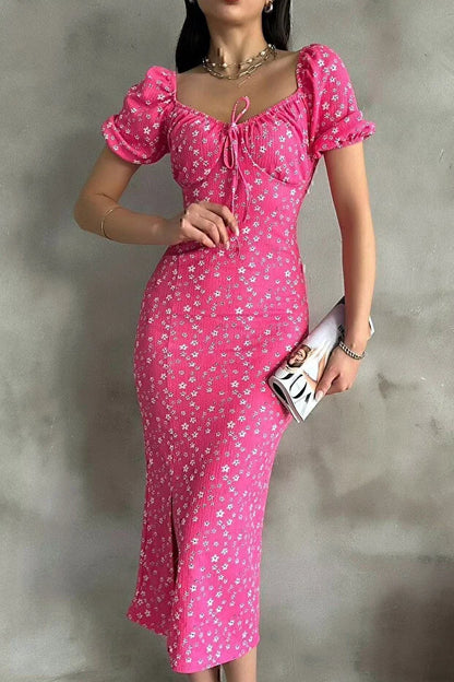 Pembe Lastikli U Kare Yakalı Kısa Kollu Fit Kalıp Kurdelalı Likralı Çiçek Desen Yırtmaçlı Diz Altı Elbise