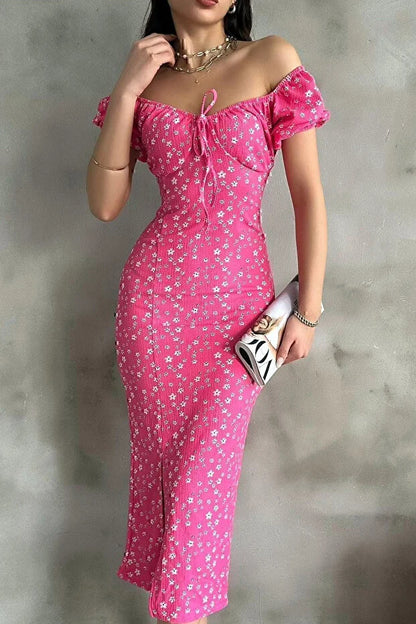 Pembe Lastikli U Kare Yakalı Kısa Kollu Fit Kalıp Kurdelalı Likralı Çiçek Desen Yırtmaçlı Diz Altı Elbise