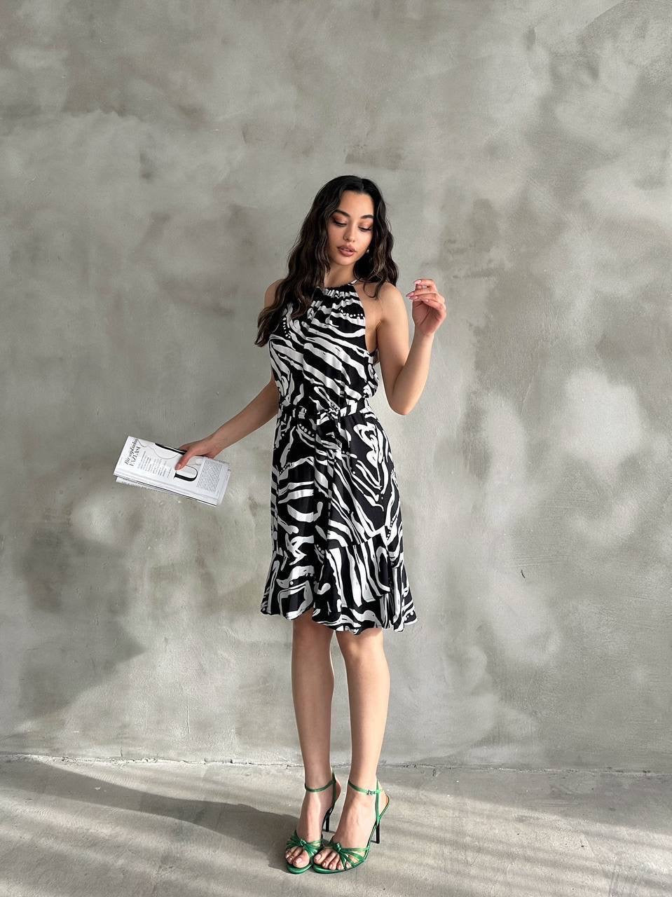 Kadın Siyah Beyaz Desenli Halter Yaka Kuşaklı Yazlık Elbise