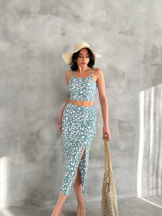 Kadın Açık Mavi Çiçek Desenli Askılı Crop Bluz ve Yırtmaçlı Etek İkili Takım