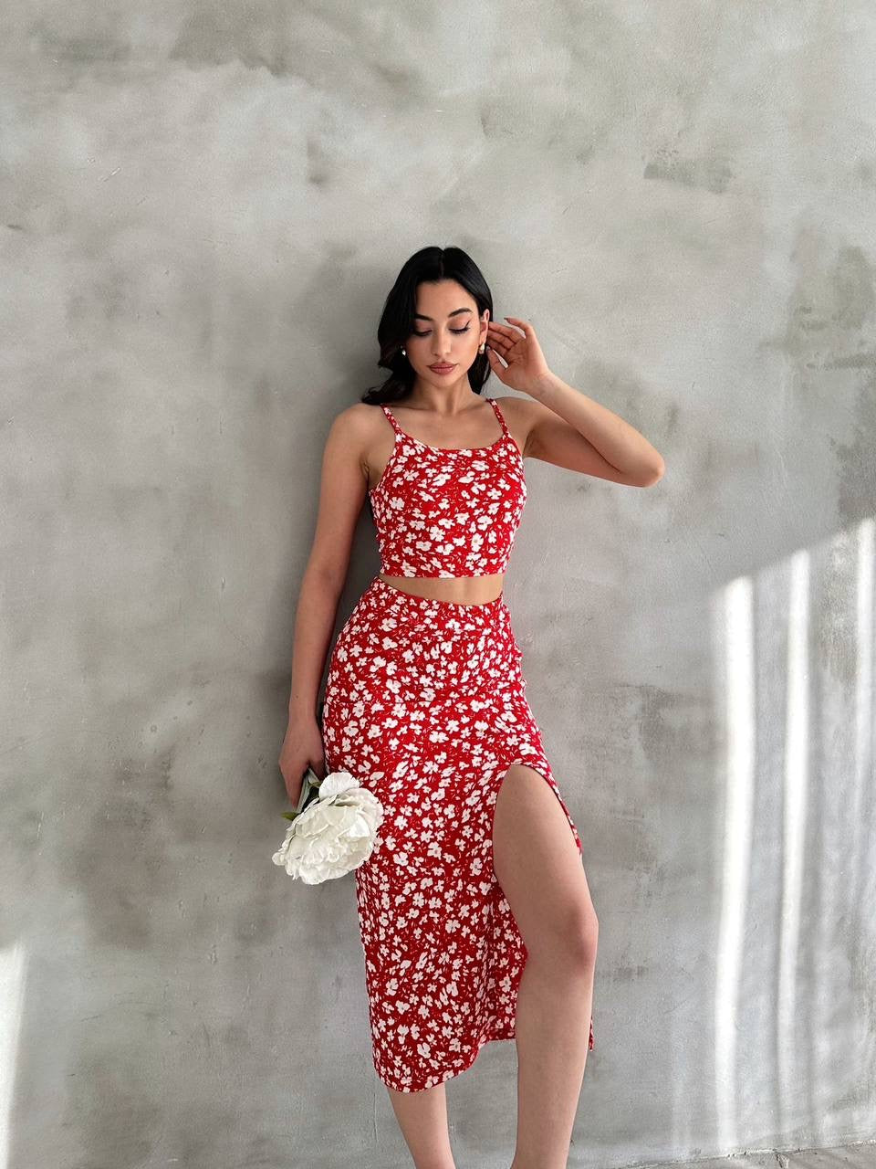 Kadın Kırmızı Çiçek Desenli Askılı Crop Bluz ve Yırtmaçlı Etek İkili Takım