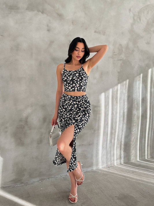 Kadın Siyah Çiçek Desenli Askılı Crop Bluz ve Yırtmaçlı Etek İkili Takım