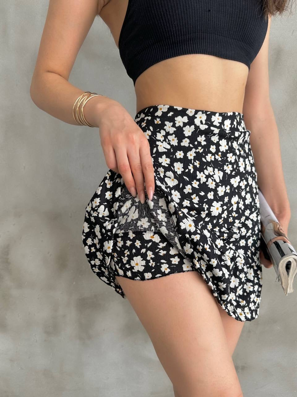 Kadın Siyah Çiçek Desenli Mini Şort Etek