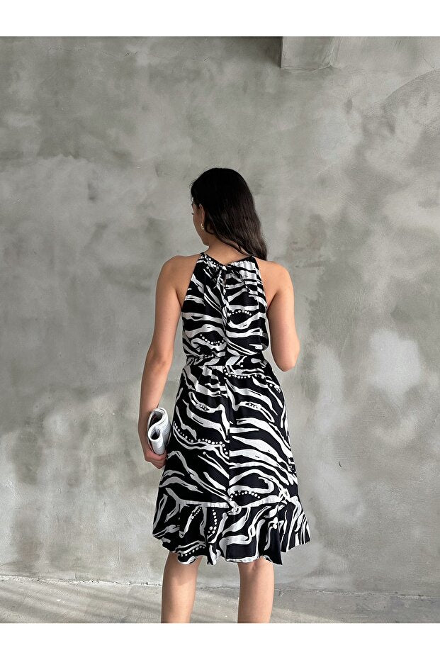 Kadın Siyah Beyaz Desenli Halter Yaka Kuşaklı Yazlık Elbise