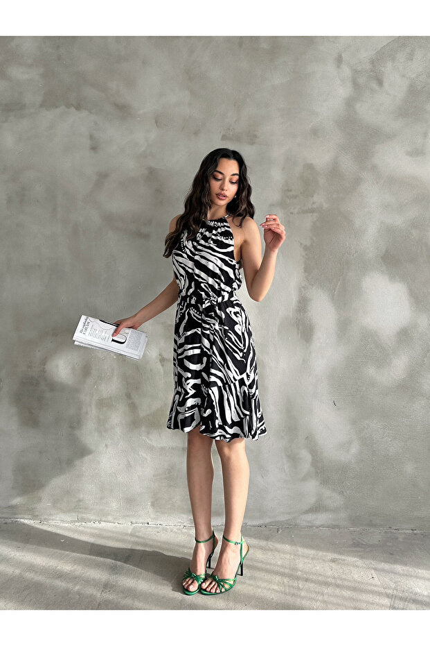 Kadın Siyah Beyaz Desenli Halter Yaka Kuşaklı Yazlık Elbise