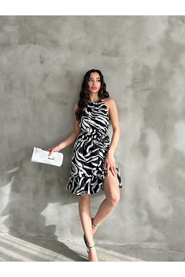 Kadın Siyah Beyaz Desenli Halter Yaka Kuşaklı Yazlık Elbise