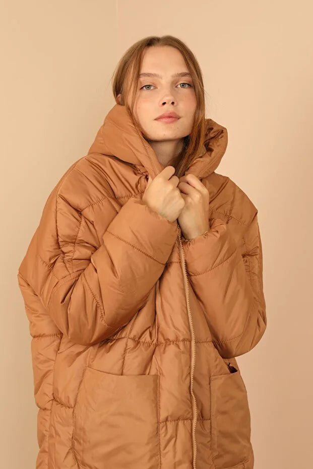 Astarlı Kapitone Kumaşlı ve Kapüşonlu Uzun Kollu Bol Kadın Taba Mont 