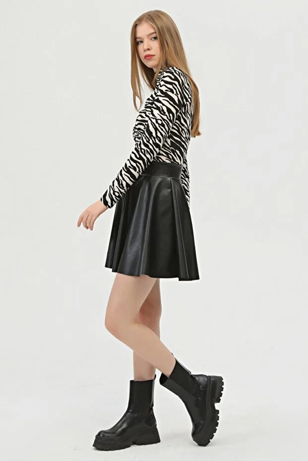 Kadın Mini Kloş Siyah Renkli Suni Deri Etek