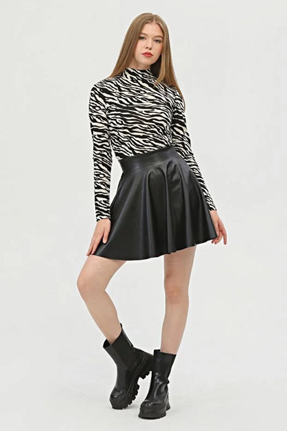 Kadın Mini Kloş Siyah Renkli Suni Deri Etek