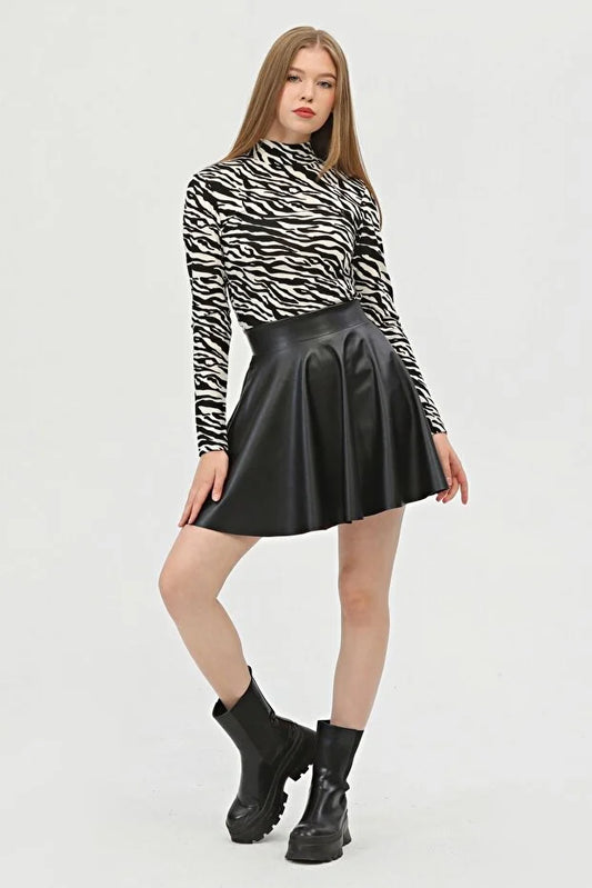 Kadın Mini Kloş Siyah Renkli Suni Deri Etek