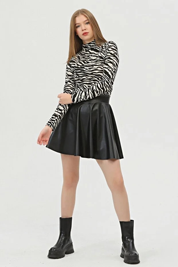 Kadın Mini Kloş Siyah Renkli Suni Deri Etek