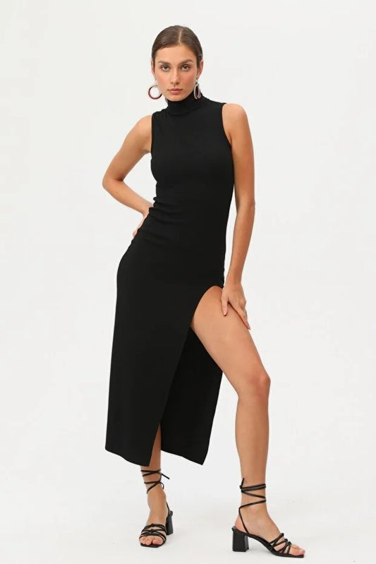 Kadın Siyah Boğazlı Kolsuz Yırtmaçlı Maxi Elbise
