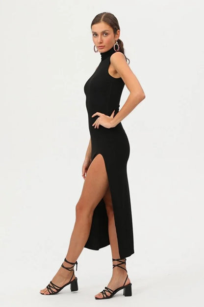 Kadın Siyah Boğazlı Kolsuz Yırtmaçlı Maxi Elbise