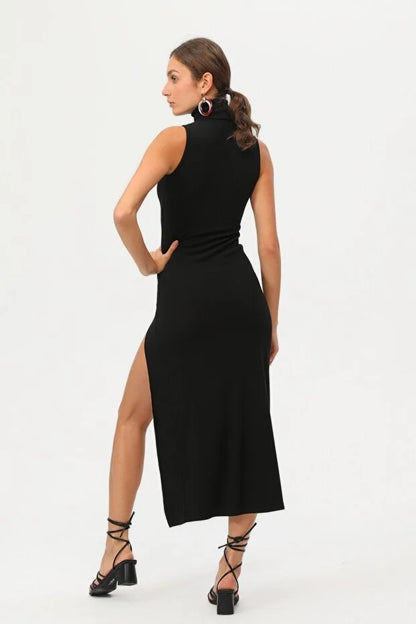 Kadın Siyah Boğazlı Kolsuz Yırtmaçlı Maxi Elbise