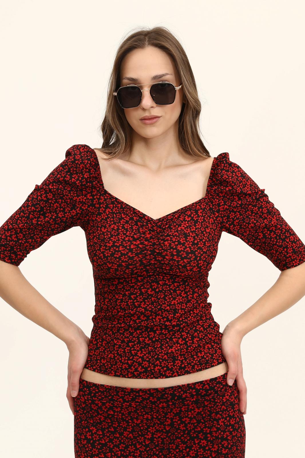 Kırmızı Çiçek Desenli Kalp Yaka Büzgülü Bluz
