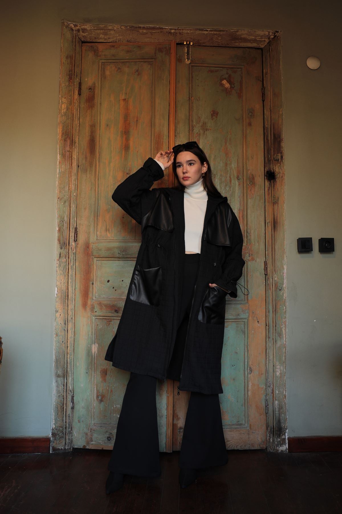 Deri Kumaş Garni Detay Jakar Kadın Trençkot-Siyah