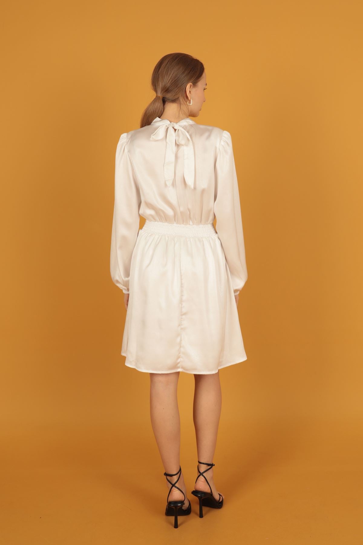 Simli Saten Büzgü Detay Elbise-Beyaz