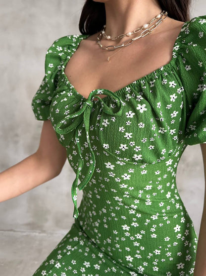 Yeşil Lastikli U Kare Yakalı Kısa Kollu Fit Kalıp Kurdelalı Likralı Çiçek Desen Yırtmaçlı Diz Altı Elbise