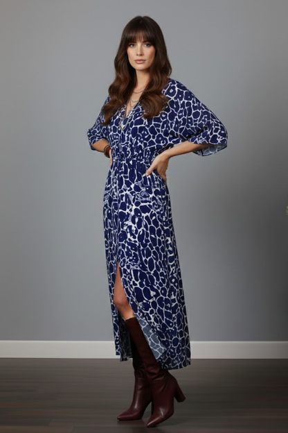 Kadın Lacivert Desenli Bürümcük Kumaş Kruvaze Yaka Yarasa Kol Önden Yırtmaçlı Uzun Midi Elbise