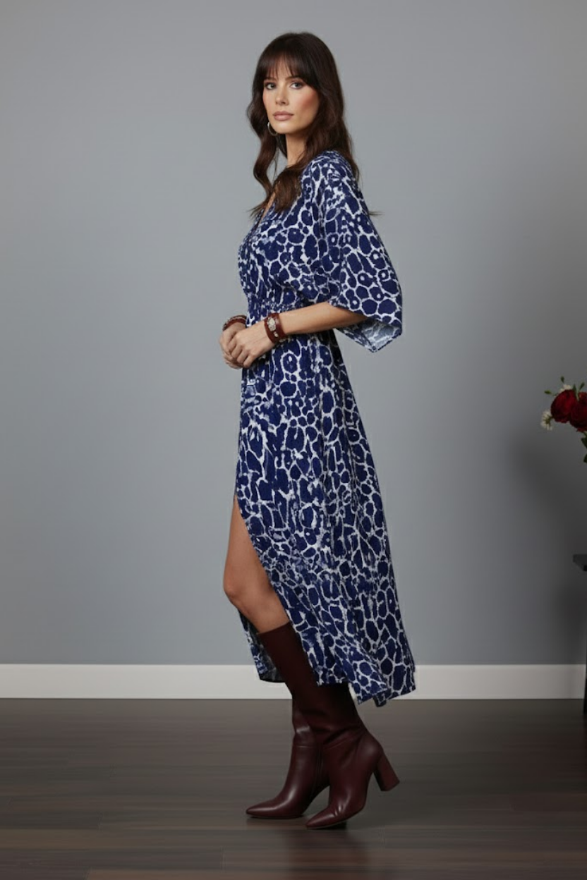 Kadın Lacivert Desenli Bürümcük Kumaş Kruvaze Yaka Yarasa Kol Önden Yırtmaçlı Uzun Midi Elbise