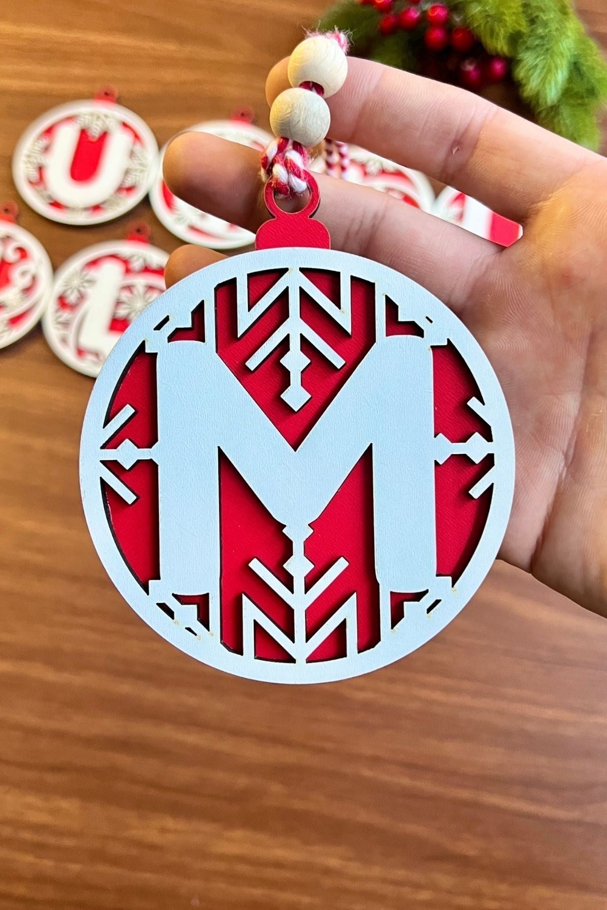 BUFFER® 11 Harfli Kırmızı Beyaz İpli MUTLU YILLAR Yazılı Ahşap Yılbaşı Ağaç Süsü