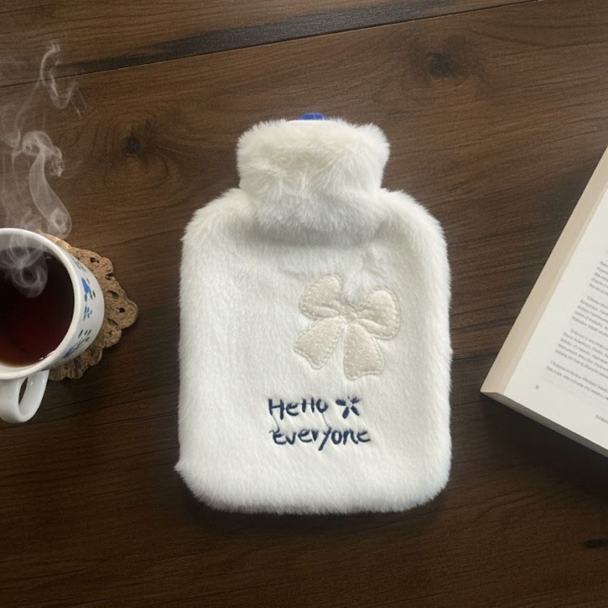 Hello Everyone Yazılı Kurdeleli Beyaz Peluş Sıcak Su Torbası 1 Lt – Yumuşak Kılıf, Uzun Süre Sıcak Tutan Termal Su Torbası