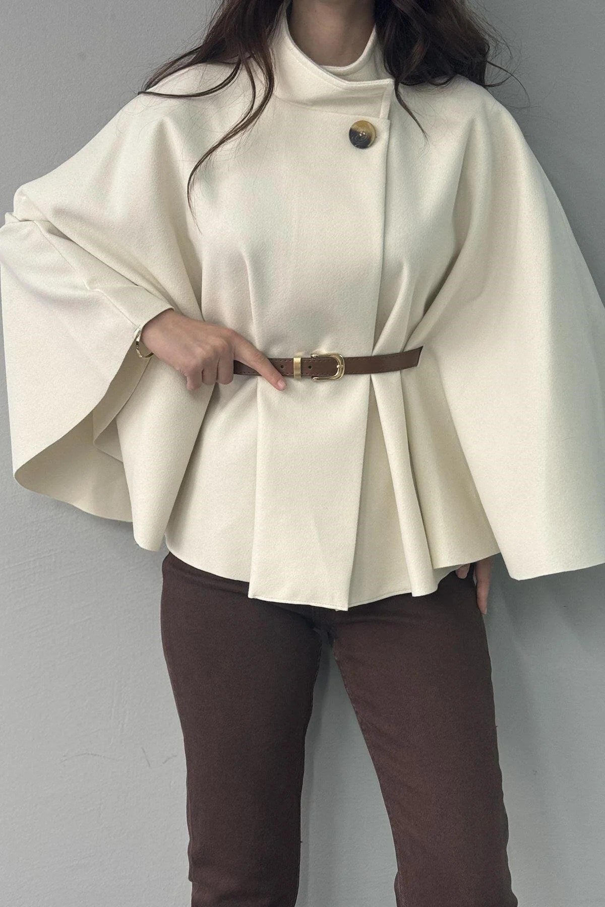 HAKİM YAKA KEMER DETAYLI KAŞE PANÇO