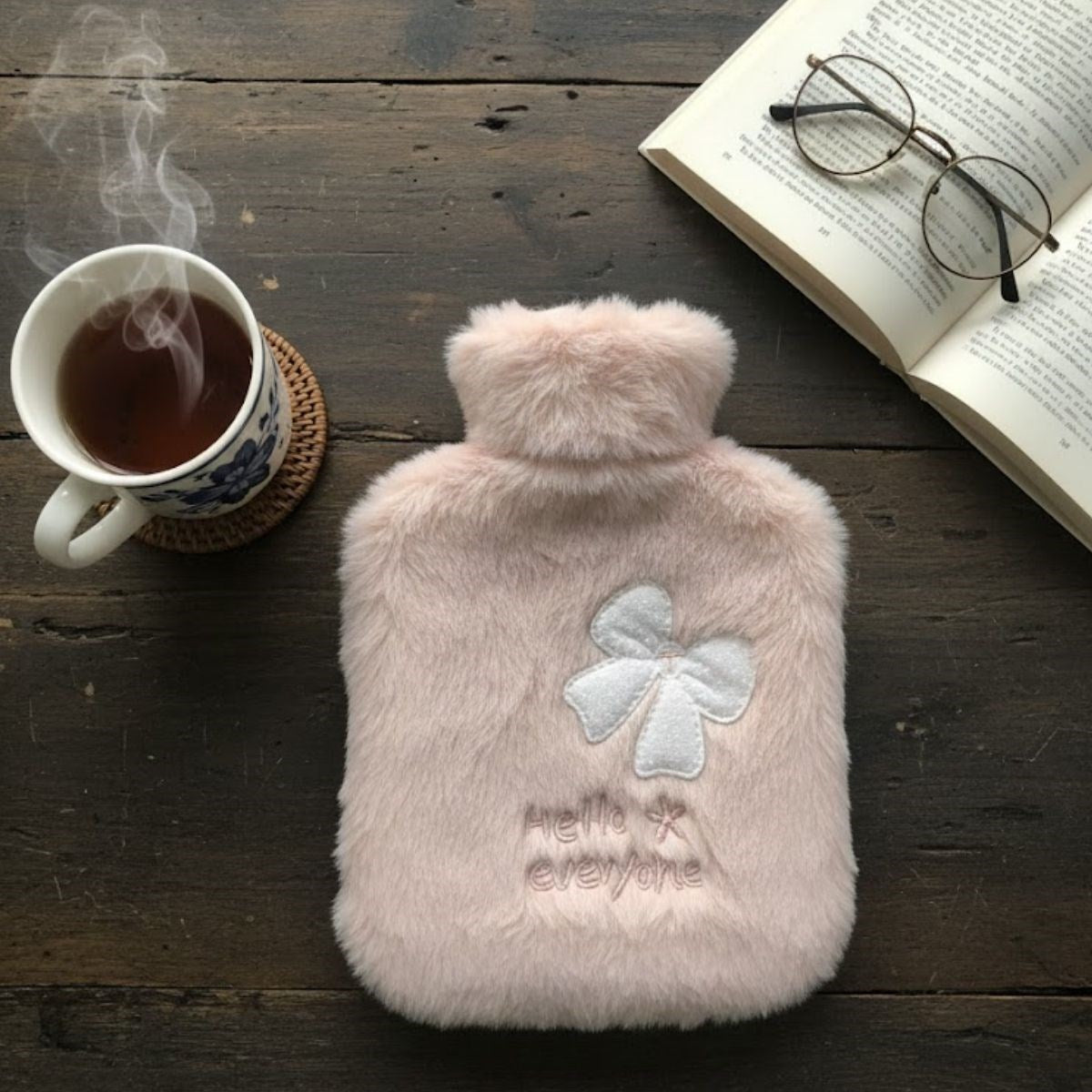 Hello Everyone Yazılı Kurdeleli Pembe Peluş Sıcak Su Torbası 1 Lt – Yumuşak Kılıf, Uzun Süre Sıcak Tutan Termal Su Torbası