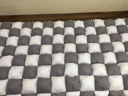 GRİ-BEYAZ 40 YAMA BEBEK YORGANI , BEBEK MİNDERİ