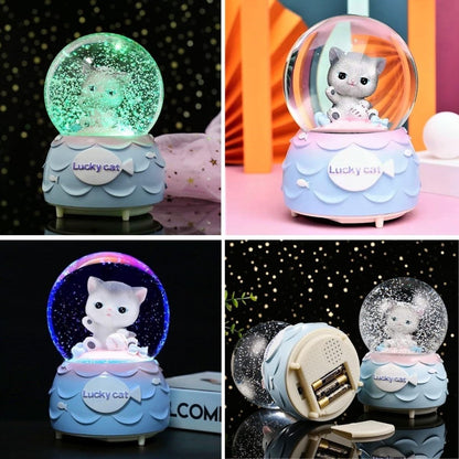 Pilli Işıklı Müzikli Kar Küresi–Şanslı Toplu Kedi Figürlü Eğlenceli Masaüstü Biblo, LED Aydınlatmalı Dekoratif Hediyelik Kar Küresi