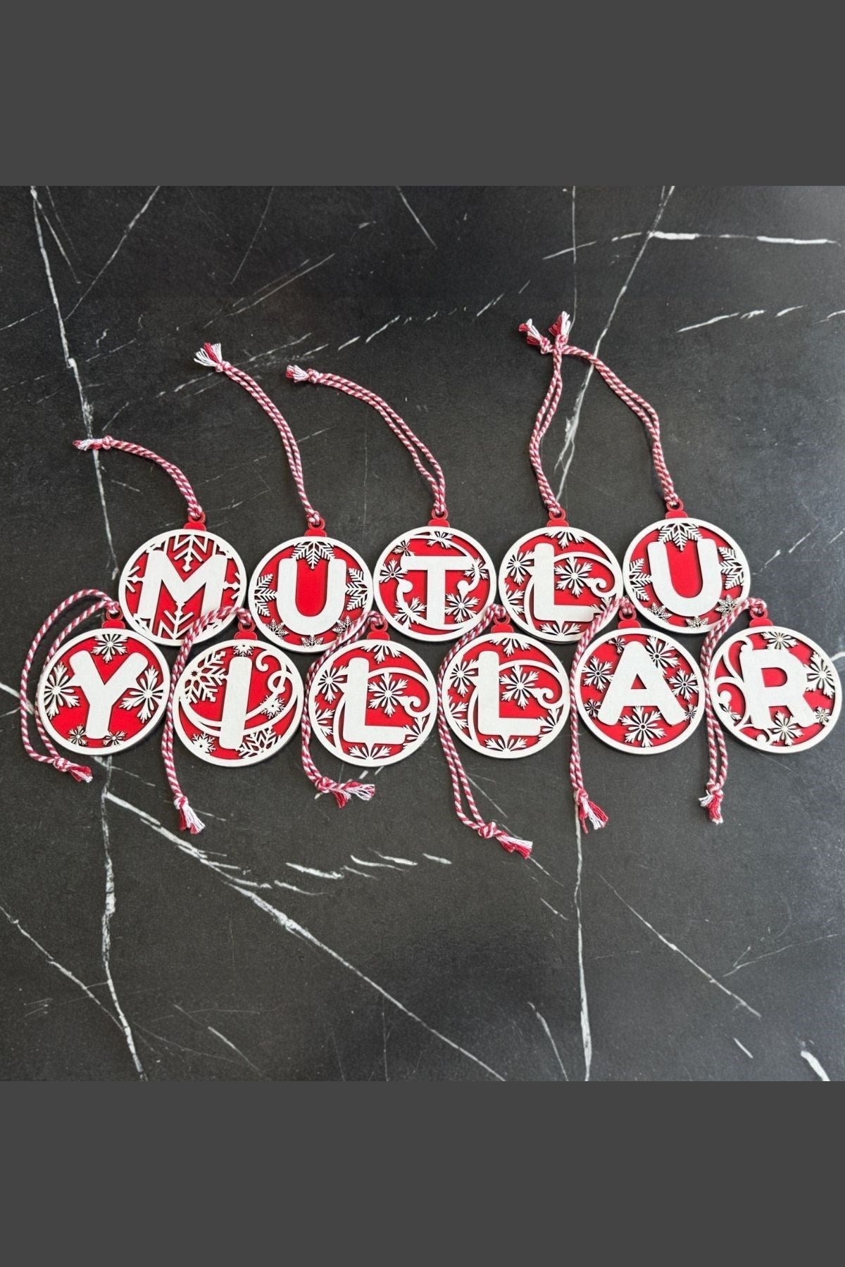 BUFFER® 11 Harfli Kırmızı Beyaz İpli MUTLU YILLAR Yazılı Ahşap Yılbaşı Ağaç Süsü