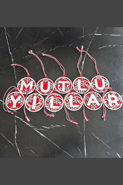 BUFFER® 11 Harfli Kırmızı Beyaz İpli MUTLU YILLAR Yazılı Ahşap Yılbaşı Ağaç Süsü