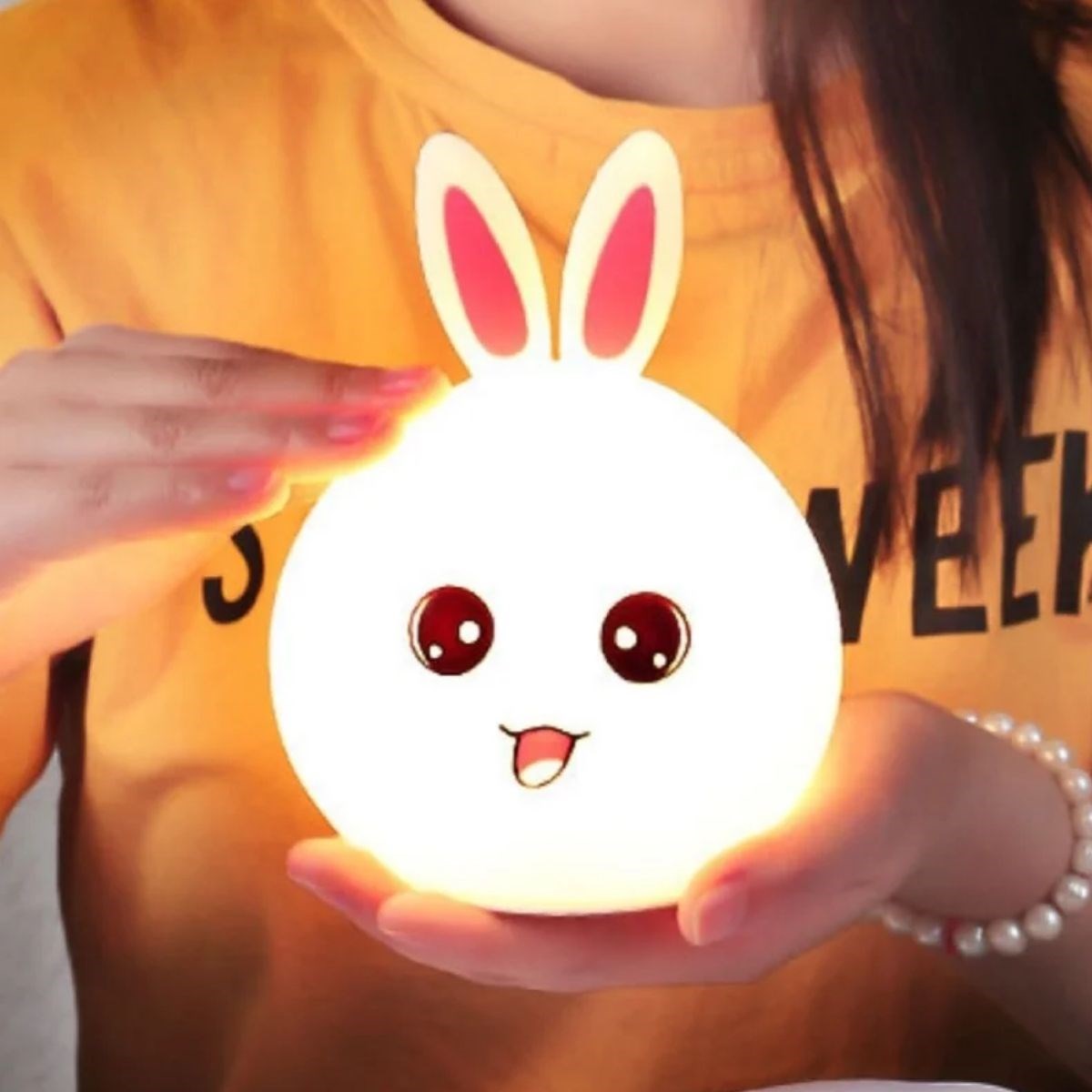 5 Farklı Renk Modlu Tavşan Figürlü Pofuduk LED Gece Lambası–Yumuşak Dokulu Çocuk Odası ve Dekoratif Şarjlı Ortam Işığı