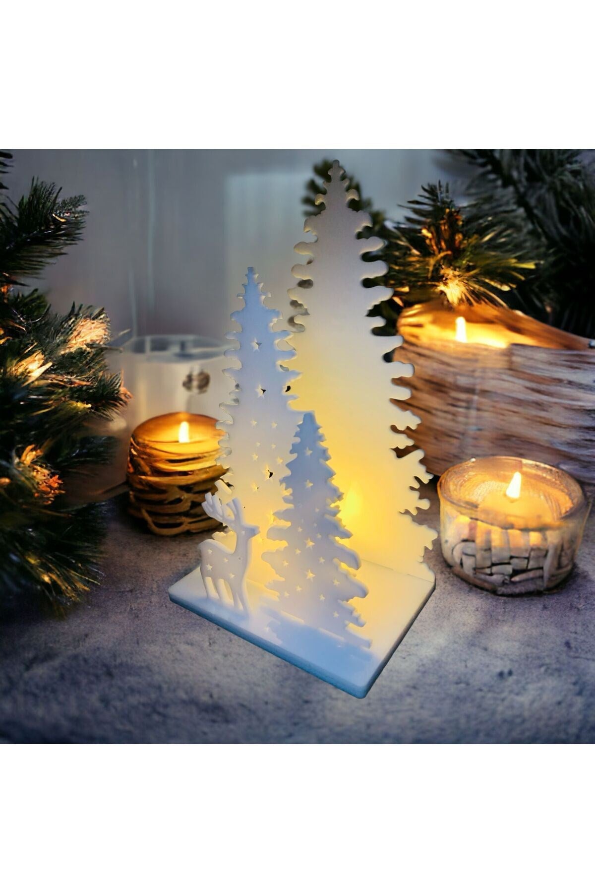 Işıklı Beyaz Yılbaşı Ağacı Geyikli Pleksi Masa Dekorasyonu Noel Süsü 20 Cm
