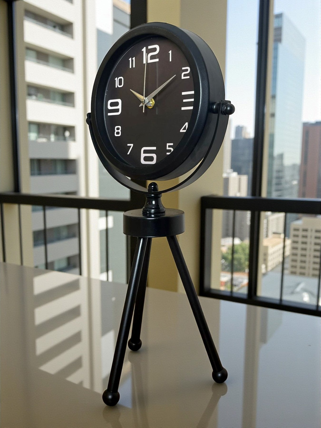 Zentime Siyah Zarif Üç Ayaklı Masa Saati